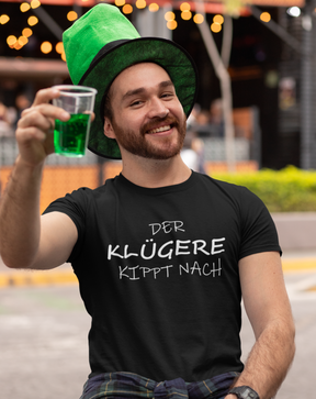 Der Klügere kippt nach.  - Herren Shirt
